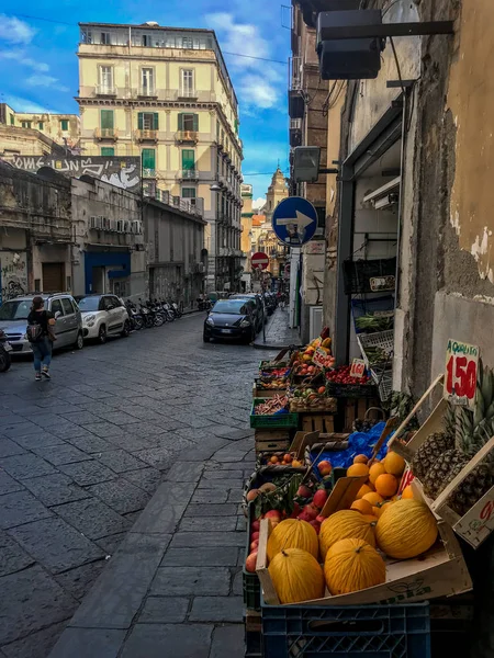 Naples, İtalya - Eylül 4-2018: sokak lyfe və zavallı Napoli'de evler. — Stok fotoğraf