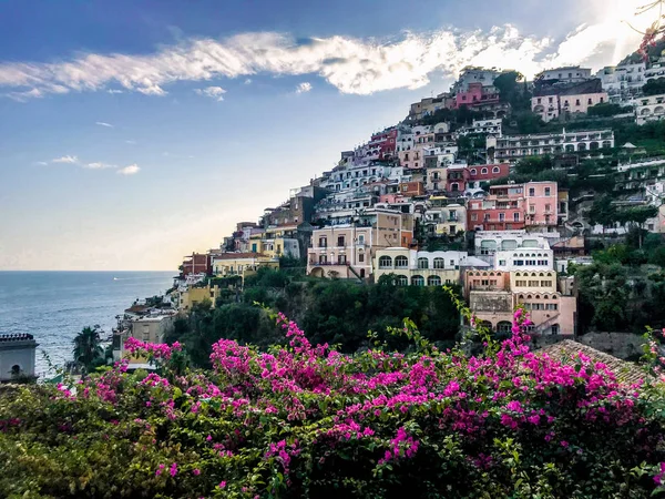 Positano, Itália, 6 de setembro de 2018: praias idílicas e paisagem urbana em Positano — Fotografia de Stock