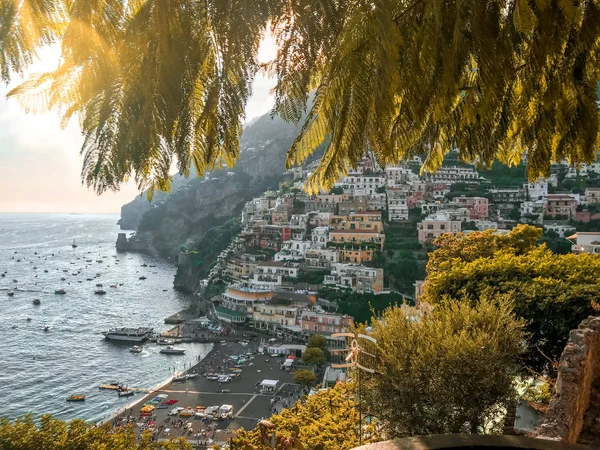 Positano, Włochy, zm. 6 września 2018: Idylliczne plaże i gród w mieście Positano — Zdjęcie stockowe