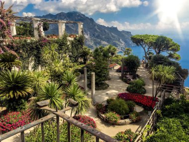 Ravello, İtalya, 7 Eylül 2018: Resim kartpostal Teraslı bahçe Villa Rufolo Ravello çiçeklerle. Amalfi Coast, Campania.