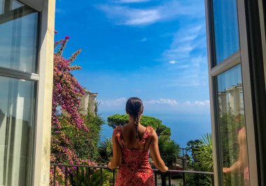 Ravello, İtalya, 7 Eylül 2018: Resim kartpostal Teraslı bahçe Villa Rufolo Ravello çiçeklerle. Amalfi Coast, Campania.