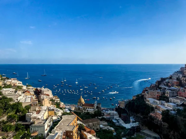 Positano, Italie, 6 septembre 2018 : Plages idylliques et paysage urbain à Positano — Photo