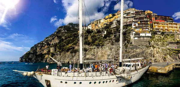 Positano, Italie, 6 septembre 2018 : Vue panoramique depuis un voilier du littoral de Positano . — Photo