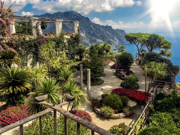 Ravello, İtalya, 7 Eylül 2018: Resim kartpostal Teraslı bahçe Villa Rufolo Ravello çiçeklerle. Amalfi Coast, Campania.