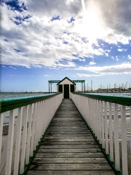 Muelle en la playa contra el paisaje marino y el cielo nublado . — Foto de Stock