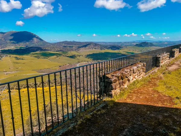 Camino rural en medio de un campo de hierba verde en Andalucía . —  Fotos de Stock