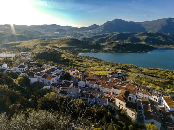 Nuevo puente en Ronda, uno de los famosos pueblos blancos de Andalucía — Foto de Stock