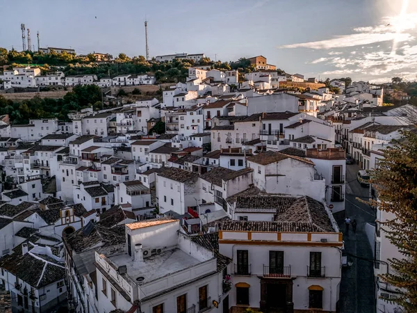 Neue Brücke in Ronda, einem der berühmten weißen Dörfer in Andalusien — Stockfoto
