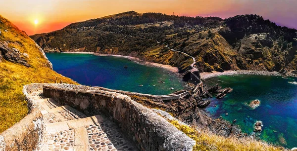 Paisaje escénico de San Juan de Gaztelugatxe, País Vasco, España . — Foto de Stock