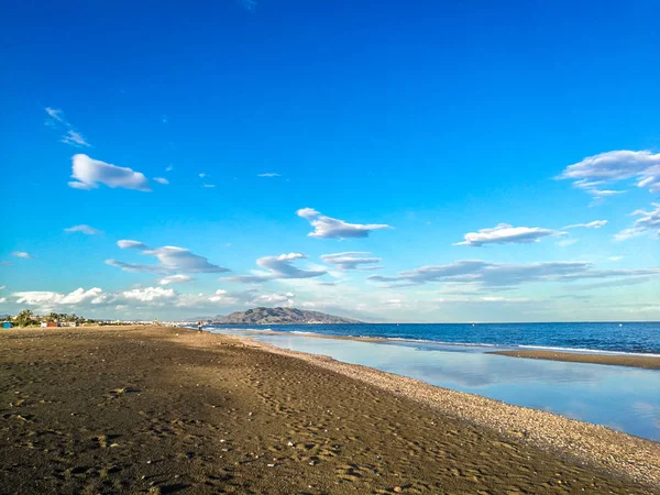 Perspektive des Sandstrandes. türkisblaues Wasser an spanischen Küsten — Stockfoto