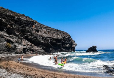 İnsanlar plajda yaz eğleniyor. Eğlence ve boş zaman.