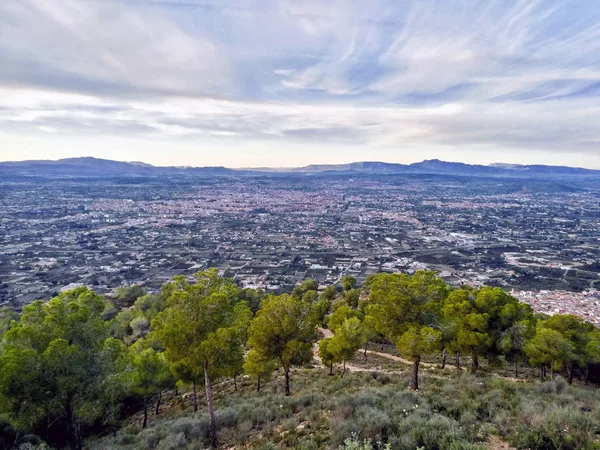 Vista aérea del paisaje urbano desde un mirador en la montaña —  Fotos de Stock