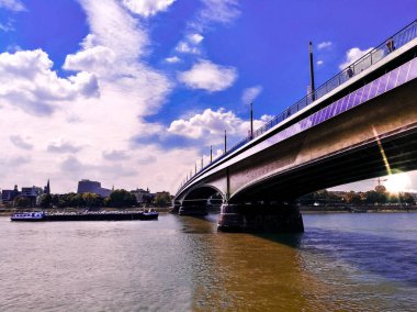 Köprü pastoral manzara Şehir Bonn, Germnay karşı günbatımı Ren Nehri üzerinde. Şafak karşı köprünün arka aydınlatma.