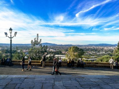 Murcia, İspanya, 4 Kasım 2018: bir pelgrimage üzerinde dağın tepesine yürüyüş insanlar