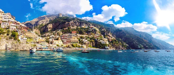 Vue depuis un voilier du bord de mer de Positano en Italie — Photo