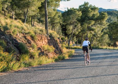 Murcia, Ispanya-9 Nisan 2019: Pro yol bisikletçiler onun serin bisiklet üzerinde zor bir dağ tırmanış kalıcı.