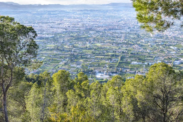 Güzel bir gün batımı sırasında dağlardan, Murcia kentinin Cityscape havadan görünümü.