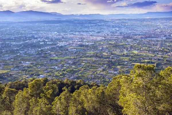 Güzel bir gün batımı sırasında dağlardan, Murcia kentinin Cityscape havadan görünümü.
