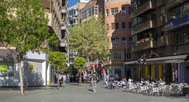 Murcia şehrinin tarihi merkezinde sokaklar ve binalar.