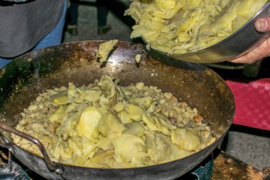 Pişirme migas veya Crumbs tipik bir İspanyol gıda. Kızartma tavasında hazırlanan kırıntılar.