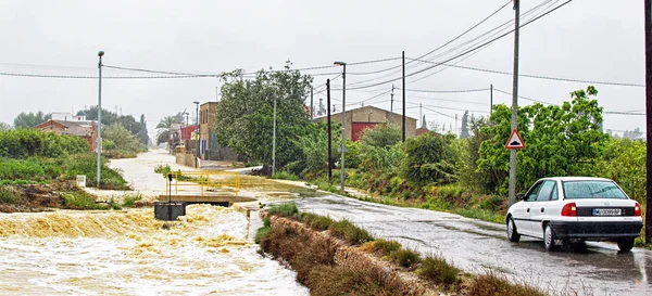 Murcia, spanien, 20. april 2019: straße wegen überschwemmungen in el regueron, murcia, spanien gesperrt — Stockfoto