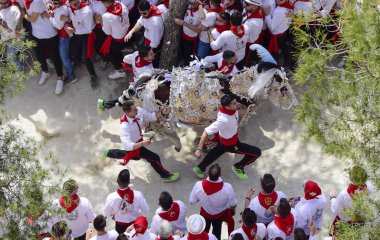 Caravaca de la Cruz, İspanya, 2 Mayıs 2019: Caballos Del Vino'da at yarışı.