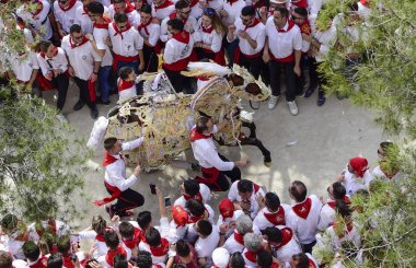 Caravaca de la Cruz, İspanya, 2 Mayıs 2019: Caballos Del Vino'da at yarışı.