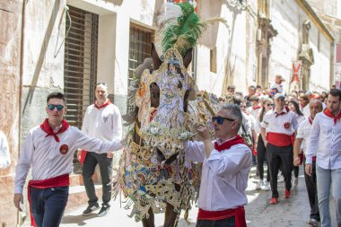 Caravaca de la Cruz, İspanya, 2 Mayıs 2019: Caballos Del Vino'da geçit töreni yapılıyor.
