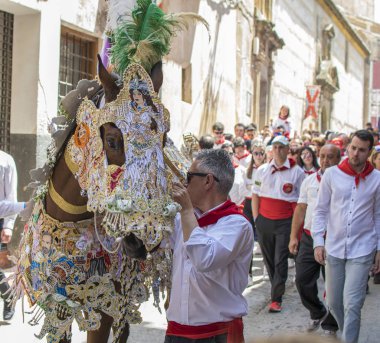 Caravaca de la Cruz, İspanya, 2 Mayıs 2019: Caballos Del Vino'da geçit töreni yapılıyor.