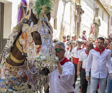 Caravaca de la Cruz, İspanya, 2 Mayıs 2019: Caballos Del Vino'da geçit töreni yapılıyor.