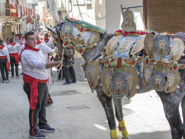 Caravaca de la Cruz, İspanya, 2 Mayıs 2019: Caballos Del Vino'da geçit töreni yapılıyor.