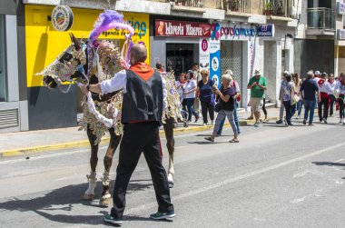 Caravaca de la Cruz, İspanya, 2 Mayıs 2019: Caballos Del Vino'da geçit töreni yapılıyor.