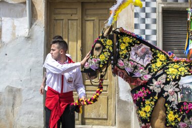 Caravaca de la Cruz, İspanya, 2 Mayıs 2019: Caballos Del Vino'da geçit töreni yapılıyor.
