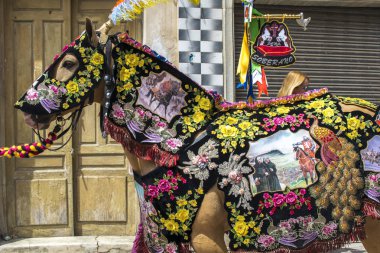 Caravaca de la Cruz, İspanya, 2 Mayıs 2019: Caballos Del Vino'da geçit töreni yapılıyor.