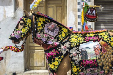 Caravaca de la Cruz, İspanya, 2 Mayıs 2019: Caballos Del Vino'da geçit töreni yapılıyor.