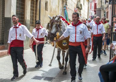 Caravaca de la Cruz, İspanya, 2 Mayıs 2019: Caballos Del Vino'da geçit töreni yapılıyor.
