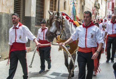 Caravaca de la Cruz, İspanya, 2 Mayıs 2019: Caballos Del Vino'da geçit töreni yapılıyor.