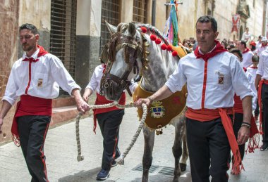 Caravaca de la Cruz, İspanya, 2 Mayıs 2019: Caballos Del Vino'da geçit töreni yapılıyor.