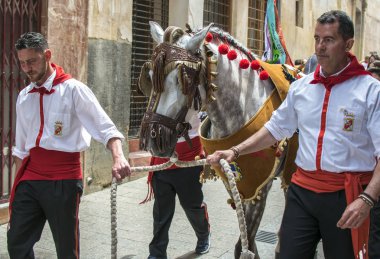 Caravaca de la Cruz, İspanya, 2 Mayıs 2019: Caballos Del Vino'da geçit töreni yapılıyor.
