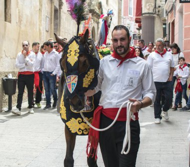 Caravaca de la Cruz, İspanya, 2 Mayıs 2019: Caballos Del Vino'da geçit töreni yapılıyor.