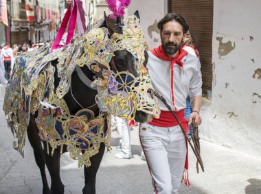 Caravaca de la Cruz, İspanya, 2 Mayıs 2019: Caballos Del Vino'da geçit töreni yapılıyor.