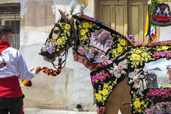 Caravaca de la Cruz, İspanya, 2 Mayıs 2019: Caballos Del Vino'da geçit töreni yapılıyor.