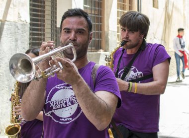 Caravaca de la Cruz, İspanya, 2 Mayıs 2019: Los Caballos Del Vino'da alay halinde yürüyüş grubu (Şarap Atları)
