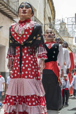 Caravaca de la Cruz, İspanya Mayıs 2, 2019: Devler Geçit Şenlikca Caballos del vino veya Şarap Atlar.
