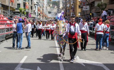 Caravaca de la Cruz, İspanya, 2 Mayıs 2019: Caballos Del Vino, Caravaca de la Cruz'da geçit töreni yapılıyor.