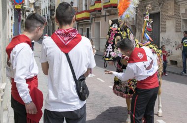Caravaca de la Cruz, İspanya, 2 Mayıs 2019: Caballos Del Vino, Caravaca de la Cruz'da geçit töreni yapılıyor.