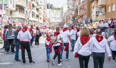 Caravaca de la Cruz, İspanya, 2 Mayıs 2019: Los Caballos Del Vino'daki geçit töreninde bando, Şarap Atları.