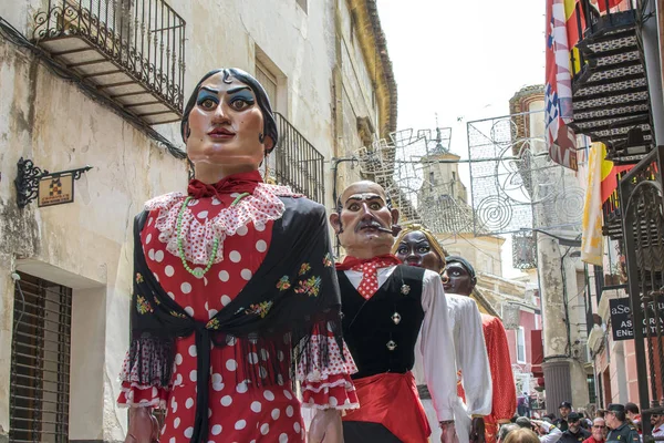 Caravaca de la Cruz, İspanya Mayıs 2, 2019: Devler Geçit Şenlikca Caballos del vino veya Şarap Atlar.