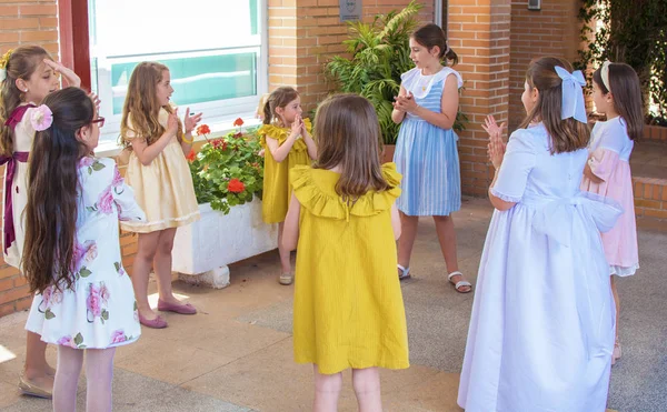 Små flickor på vackra klänningar har roligt och spela tillsammans hoppa utomhus. Privat firande på dag ljus. — Stockfoto