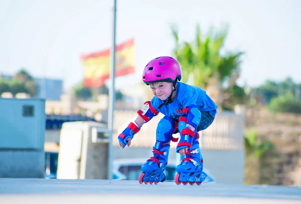 Murcia, Espanha, 17 de julho de 2019: Uma adorável pré-escola chorosa porque suas lâminas de rolo de plástico a fizeram cair . — Fotografia de Stock